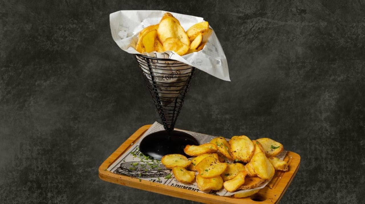Golden crispy potato wedges
